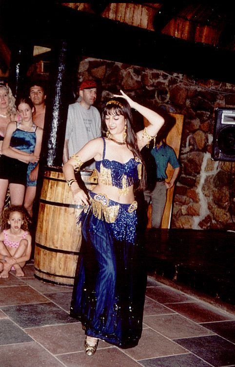 רקדנית בטן ליום כיף לעובדים